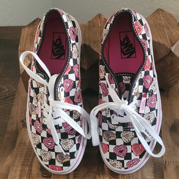Kids VANS - Size 2. 5 Pre-Owned, Black & White With Multi-Colors Donuts Print - Picture 3 of 9